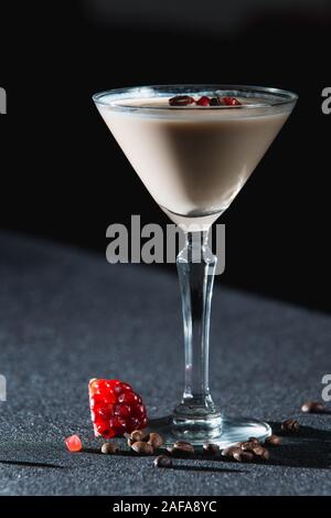 L'Espresso Martini cocktail, grani di melograno e foglia di menta sulla parte superiore. Vista da sopra Foto Stock