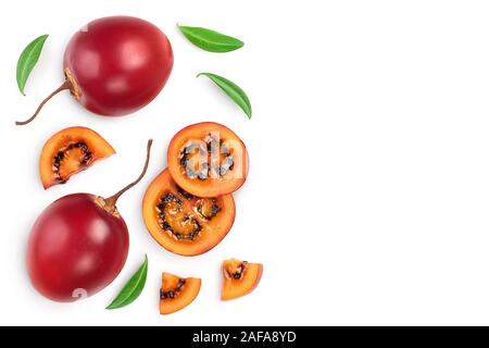 Tamarillo freschi frutti con foglie isolato su sfondo bianco con copia spazio per il tuo testo. Vista dall'alto. Lay piatto Foto Stock