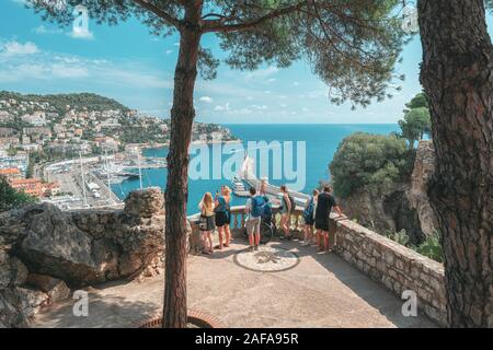 Nizza, Francia, 6 Settembre 2018: gruppo di turisti godere la vista sul porto Lympia in bella vista da un punto panoramico sulla collina Colline du Châte Foto Stock