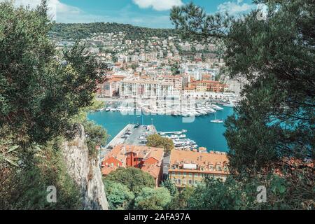 Vista sul porto Lympia visto dalla collina Colline du Château a Nizza in Francia Foto Stock