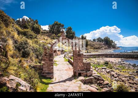 Arco in pietra al villaggio su Taquile isola nel lago Titicaca, Perù. Sud America. Foto Stock