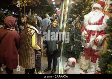 Tehran, Iran. Xiii Dec, 2019. Le persone sono considerate durante la preparazione del Natale e lo shopping presso il tradizionale mercato di Natale in cui soprattutto il popolo armeno live in Tehran, Iran. Doni colorati, alberi di Natale, e ornamenti sono visualizzate per le persone che vogliono acquistare il tradizionale Natale ornamenti. Credito: Rouzbeh Fouladi/ZUMA filo/Alamy Live News Foto Stock