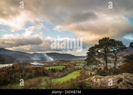 Bellissima Autumn Fall immagine orizzontale di vista da Castlehead nel Lake District oltre Derwentwater verso Catbells e Grisedale Pike al tramonto con ep Foto Stock