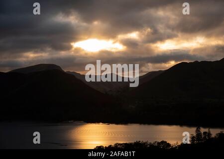 Bellissima Autumn Fall immagine orizzontale di vista da Castlehead nel Lake District oltre Derwentwater verso Catbells e Grisedale Pike al tramonto con ep Foto Stock