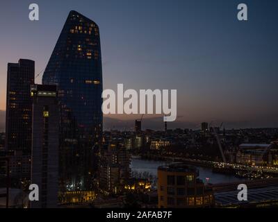 Paesaggio di sera, lo skyline di Londra, uno Blackfriars, Bankside, con vista del fiume Tamigi, Londra, Regno Unito, GB. Foto Stock