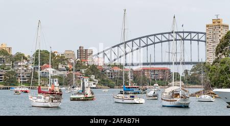 Guardando verso est attraverso Berrys Bay nel Sydney Harbour verso Mc Mahons Point e il Ponte del Porto di Sydney al di là di questo. Foto Stock