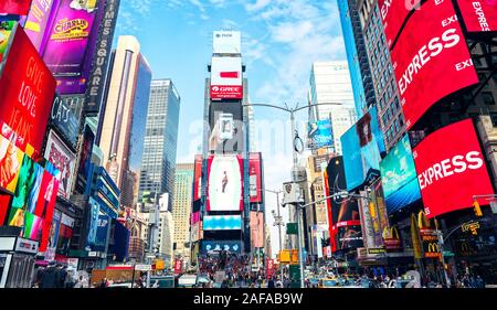 La città di New York, Stati Uniti - 2 Novembre 2017: Vista di cartelloni pubblicitari illuminati su facciate di edifici a Times Square di giorno. Foto Stock