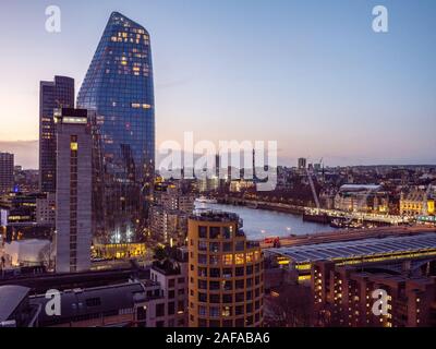 Paesaggio di sera, lo skyline di Londra, uno Blackfriars, Bankside, con vista del fiume Tamigi, Londra, Regno Unito, GB. Foto Stock