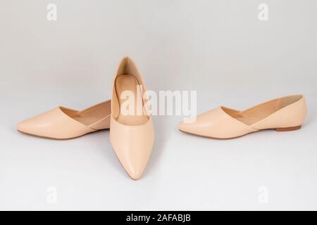 Femmina Beige scarpe, isolati su sfondo bianco. vista laterale superiore Foto Stock