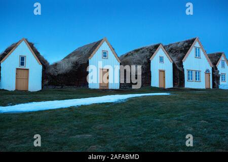 Islandese di tipiche case di tappeto erboso al crepuscolo in inverno, Nord Islanda. Foto Stock