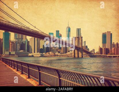 Il Ponte di Brooklyn con la parte inferiore di Manhattan in background al giorno, la città di New York, Stati Uniti. La foto in stile retrò. Aggiunta di Grana carta. Foto Stock