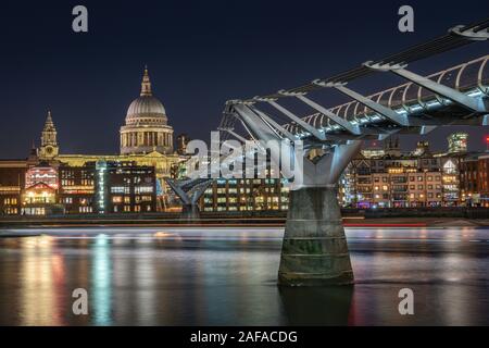 Il fiume illuminato progetto, Central London Bridge luminarie Foto Stock