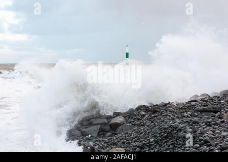 Aberystwyth, Ceredigion, Wales, Regno Unito. Il 14 dicembre 2019 UK Meteo: vento forte e un enorme forte onde infrangersi sul mare difese in Aberystwyth questa mattina. © Ian Jones/Alamy Live News Foto Stock