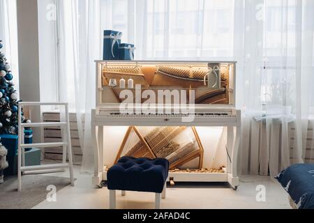 Bellissimo pianoforte straordinaria nel salotto. Vacanze di Natale Foto Stock