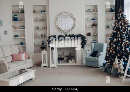 Bella camera con decorazioni di Natale. Vacanze di Natale Foto Stock