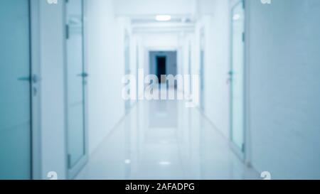 Corridoio vuoto in ospedale privato con le porte chiuse Foto Stock