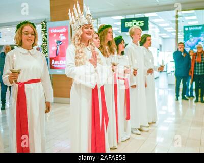 Tradizionale festa di Santa Lucia in Svezia. Norrkoping's Lucia 2019 Izabella Swartz cantando canti natalizi nel centro commerciale di Linden. Foto Stock