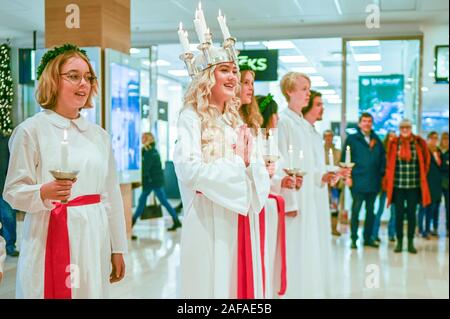 Tradizionale festa di Santa Lucia in Svezia. Norrkoping's Lucia 2019 Izabella Swartz cantando canti natalizi nel centro commerciale di Linden. Foto Stock