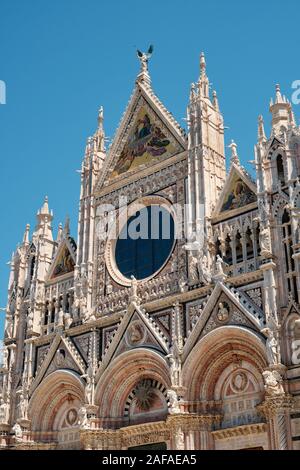 Il grand medievale facciata ovest con mosaici e sculture del Duomo di Siena del patrimonio mondiale UNESCO di Siena, Toscana, Italia EU Foto Stock