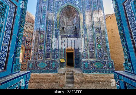 Facciata fortemente decorate con piastrelle blu in necropoli Shah-i-Zinda, Samarcanda, Uzbekistan in Asia centrale Foto Stock