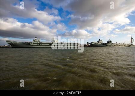 Royal Navy portaerei HMS Queen Elizabeth e HMS Prince of Wales insieme per la prima volta insieme a HM Base Navale di Portsmouth Foto Stock