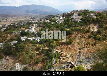 Vista su 19th.secolo case in Argirocastro, sud Albania, dal castello di Argirocastro Foto Stock