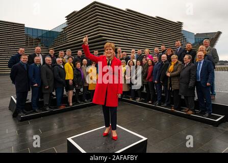 Dundee, Scotland, Regno Unito. Xiv Dic 2019. Primo Ministro Nicola Storione al foto chiamata con il suo SNP MPs al di fuori del V&un museo di Dundee. Molti degli assemblati MPs sono nuovi eletti al Parlamento europeo. Iain Masterton/Alamy Live News Foto Stock