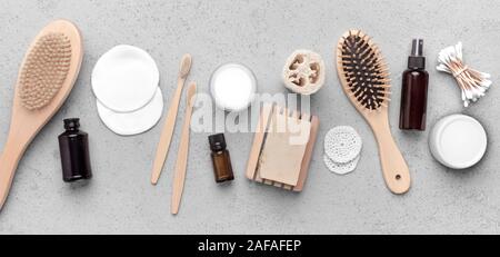 Rifiuti Zero set accessori , essentials e soap su grigio Foto Stock