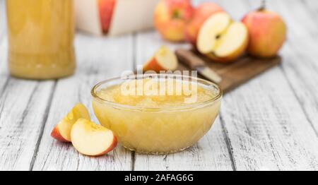 Porzione di salsa di mele fatti in casa (messa a fuoco selettiva; close-up shot) su sfondo vintage Foto Stock