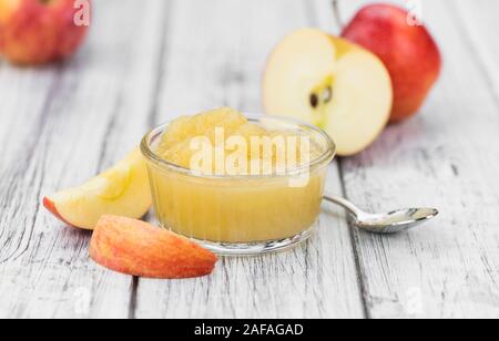 Porzione di salsa di mele fatti in casa (messa a fuoco selettiva; close-up shot) su sfondo vintage Foto Stock