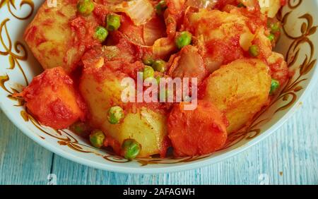 Marqa batata, stufato di patate, cucina tunisina, Tradizionale assortimento di piatti africani, vista dall'alto. Foto Stock
