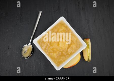 Porzione di salsa di mele fatti in casa (messa a fuoco selettiva; close-up shot) su sfondo vintage Foto Stock