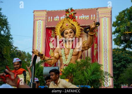 AMRAVATI, Maharashtra, India - 27 settembre 2018: folla di persone non identificate hanno battuto i tamburi tradizionali di fronte hanuman idolo durante la processio Foto Stock