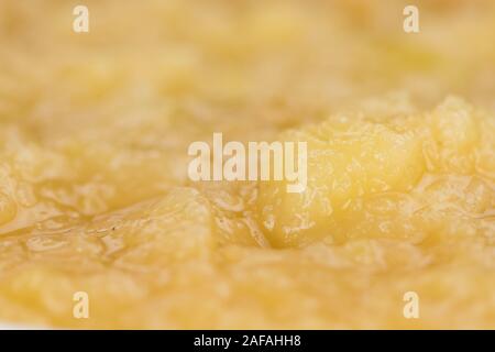 Porzione di salsa di mele fatti in casa (messa a fuoco selettiva; close-up shot) su sfondo vintage Foto Stock