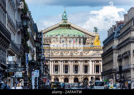 Vista frontale del Teatro dell'Opera di Parigi, Palais Garnier di Parigi in Francia è noto per il suo opulento stile barocco l arredamento e Beaux-Arts esterno un Foto Stock