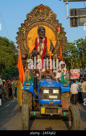 AMRAVATI, Maharashtra, India - 27 settembre 2018: Chatrapati Shivaji Maharaj idolo durante la processione di immersione Ganesh. Ganesh Chaturthi festival Foto Stock