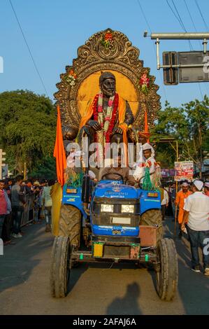 AMRAVATI, Maharashtra, India - 27 settembre 2018: Chatrapati Shivaji Maharaj idolo durante la processione di immersione Ganesh. Ganesh Chaturthi festival Foto Stock