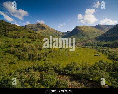 La vetta di Sgurr Choinnich Mor (a sinistra) accanto a Ben Nevis (non nella foto) nei Grey Corries di Glen Nevis Highlands scozzesi Scozia Regno Unito Foto Stock