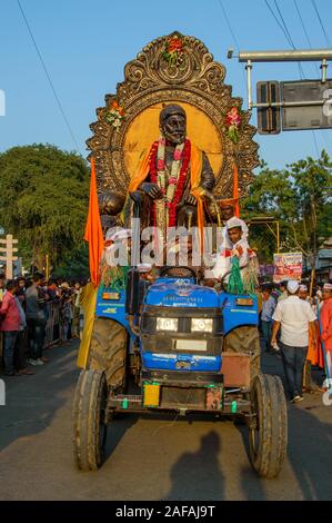 AMRAVATI, Maharashtra, India - 27 settembre 2018: Chatrapati Shivaji Maharaj idolo durante la processione di immersione Ganesh. Ganesh Chaturthi festival Foto Stock