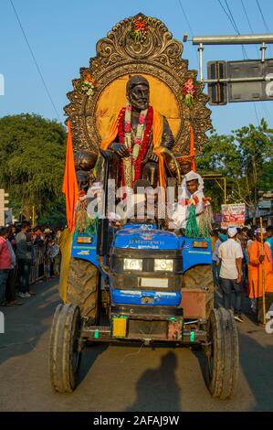 AMRAVATI, Maharashtra, India - 27 settembre 2018: Chatrapati Shivaji Maharaj idolo durante la processione di immersione Ganesh. Ganesh Chaturthi festival Foto Stock