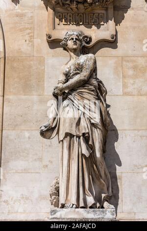 Statua al Teatro dell'Opera di Parigi, Palais Garnier di Parigi in Francia è noto per il suo opulento stile barocco l arredamento e Beaux-Arts archit esterna Foto Stock