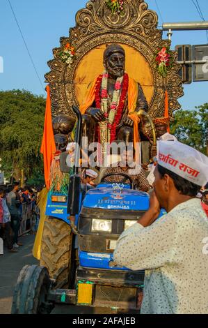 AMRAVATI, Maharashtra, India - 27 settembre 2018: Chatrapati Shivaji Maharaj idolo durante la processione di immersione Ganesh. Ganesh Chaturthi festival Foto Stock