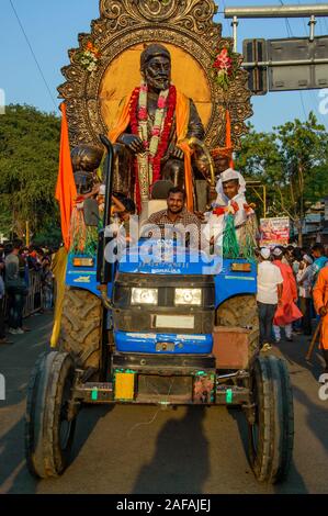 AMRAVATI, Maharashtra, India - 27 settembre 2018: Chatrapati Shivaji Maharaj idolo durante la processione di immersione Ganesh. Ganesh Chaturthi festival Foto Stock