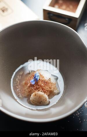 Daikon zuppa con katsuobushi su sfondo scuro. Foto Stock