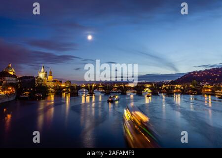 Il fiume Moldava al crepuscolo Foto Stock