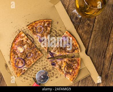 Porzione di fette di pizza (dettagliate di close-up shot; messa a fuoco selettiva) Foto Stock