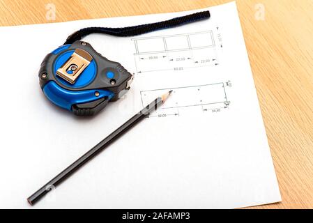 Disegno tecnico sul tavolo e costruzione Roulette con matita Foto Stock