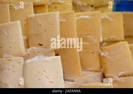 Il vecchio tradizionale turco a fette di Kars il formaggio cheddar e blocchi di formaggio sono in vendita su merchant Foto Stock