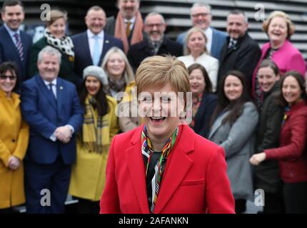 Primo Ministro Nicola Storione unisce SNP neoeletto MPs per una foto di gruppo chiamata al di fuori del V&un museo di Dundee. Foto Stock