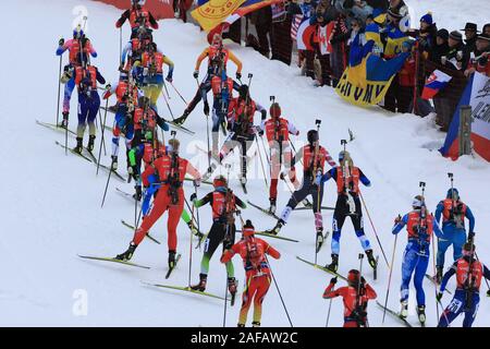 Centro Biathlon, Hochfilzen in Austria. Xiv Dic, 2019. Unione Internazionale Biathlon Coppa del mondo di Hochfilzen, Day 3, donne 4x6km staffetta, Biathlets peloton; - Editoriale usare carte di credito: Azione Plus sport/Alamy Live News Foto Stock